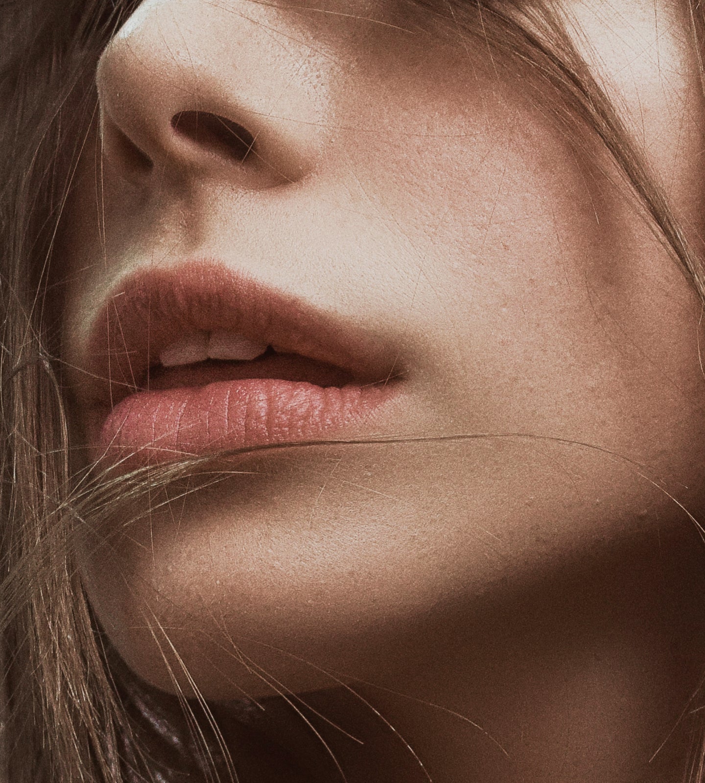Retrato aproximado de uma mulher com o cabelo sobre o rosto