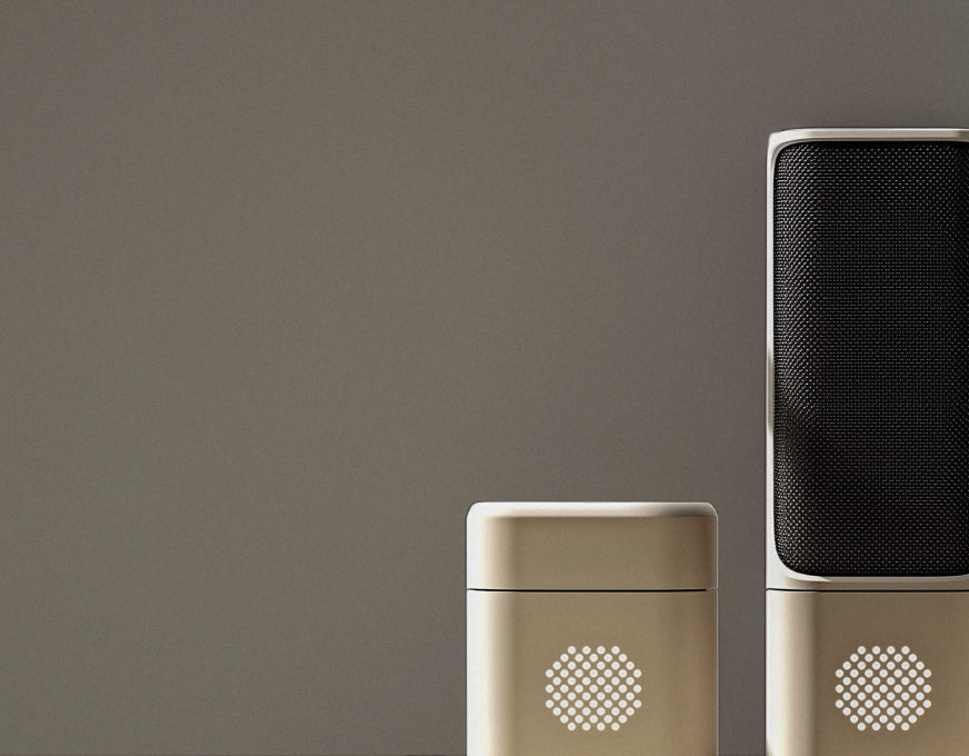 Microfones SOVA R1 creme e preto recortados sobre fundo escuro