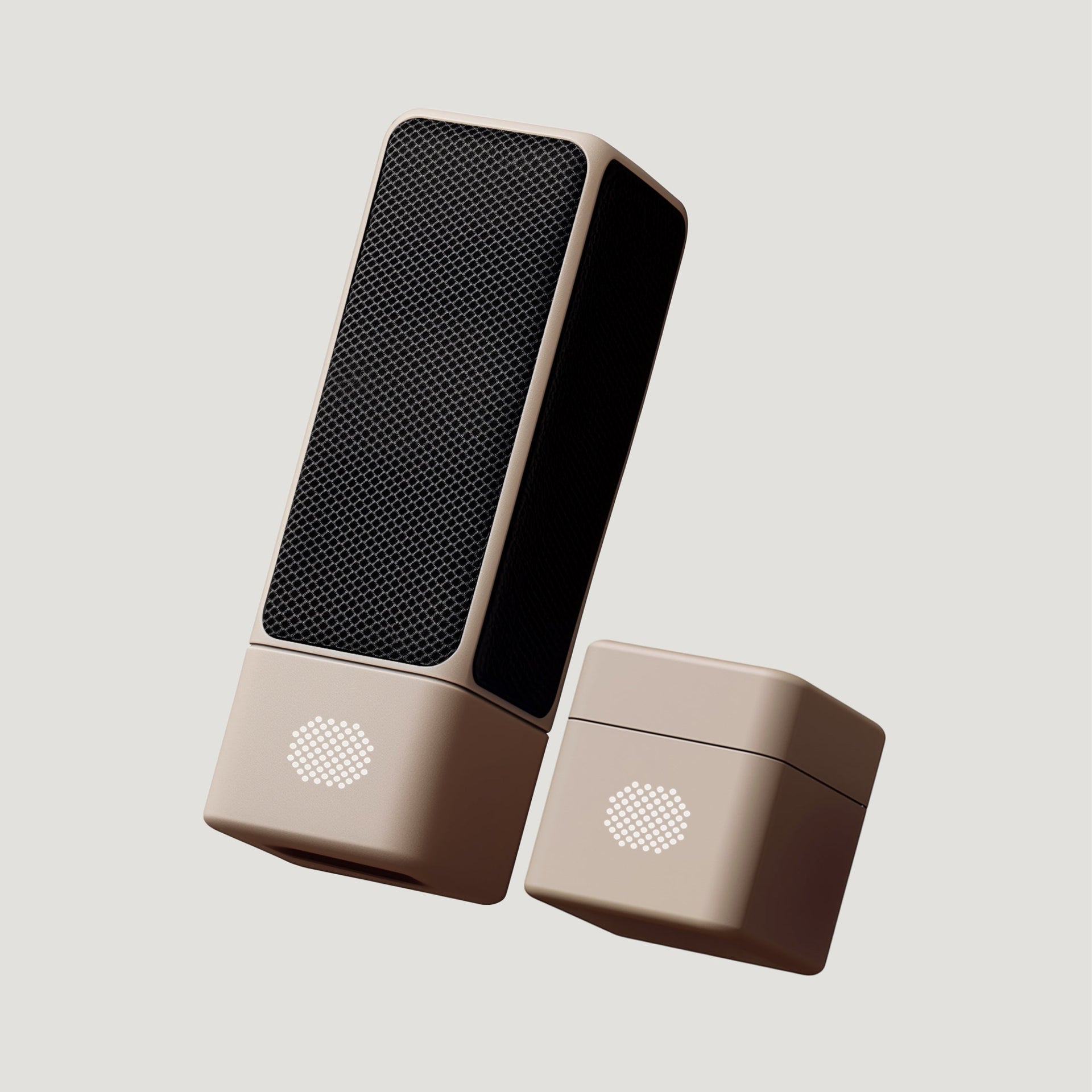 Microfone SOVA R1 creme e amplificador posicionados em ângulo