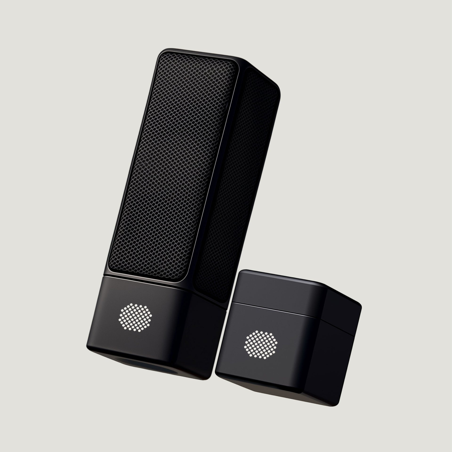 Microfone SOVA R1 preto e amplificador posicionados em ângulo