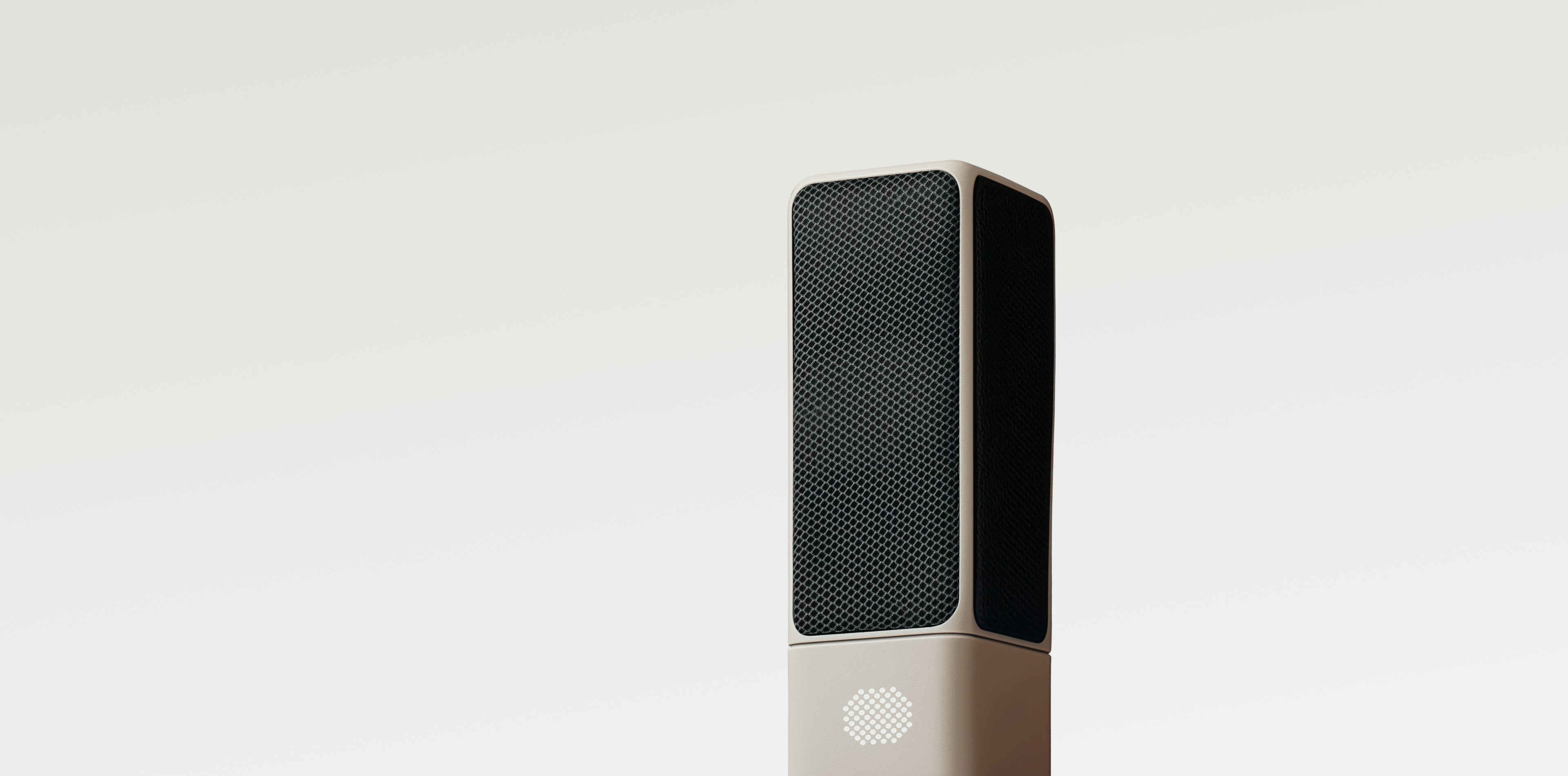 Microfone SOVA R1 creme surgindo sobre fundo claro