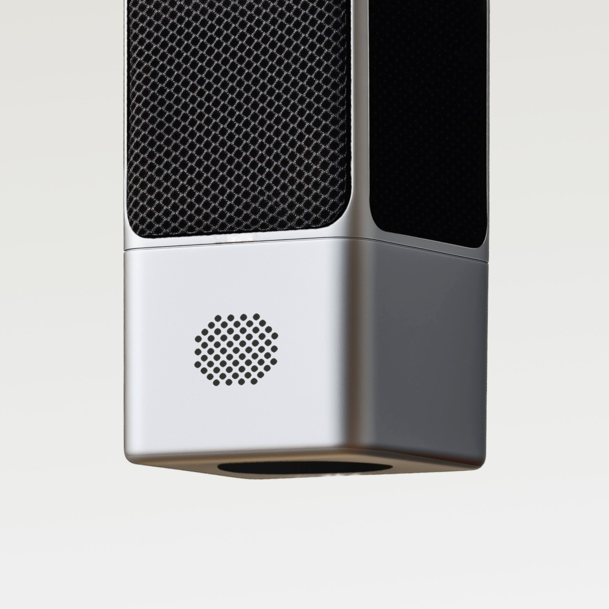 Detalhe do corpo e da grade de um microfone SOVA R1 creme