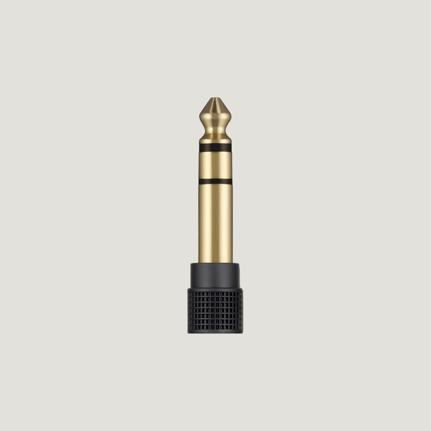 Adaptador de áudio dourado exibido na vertical
