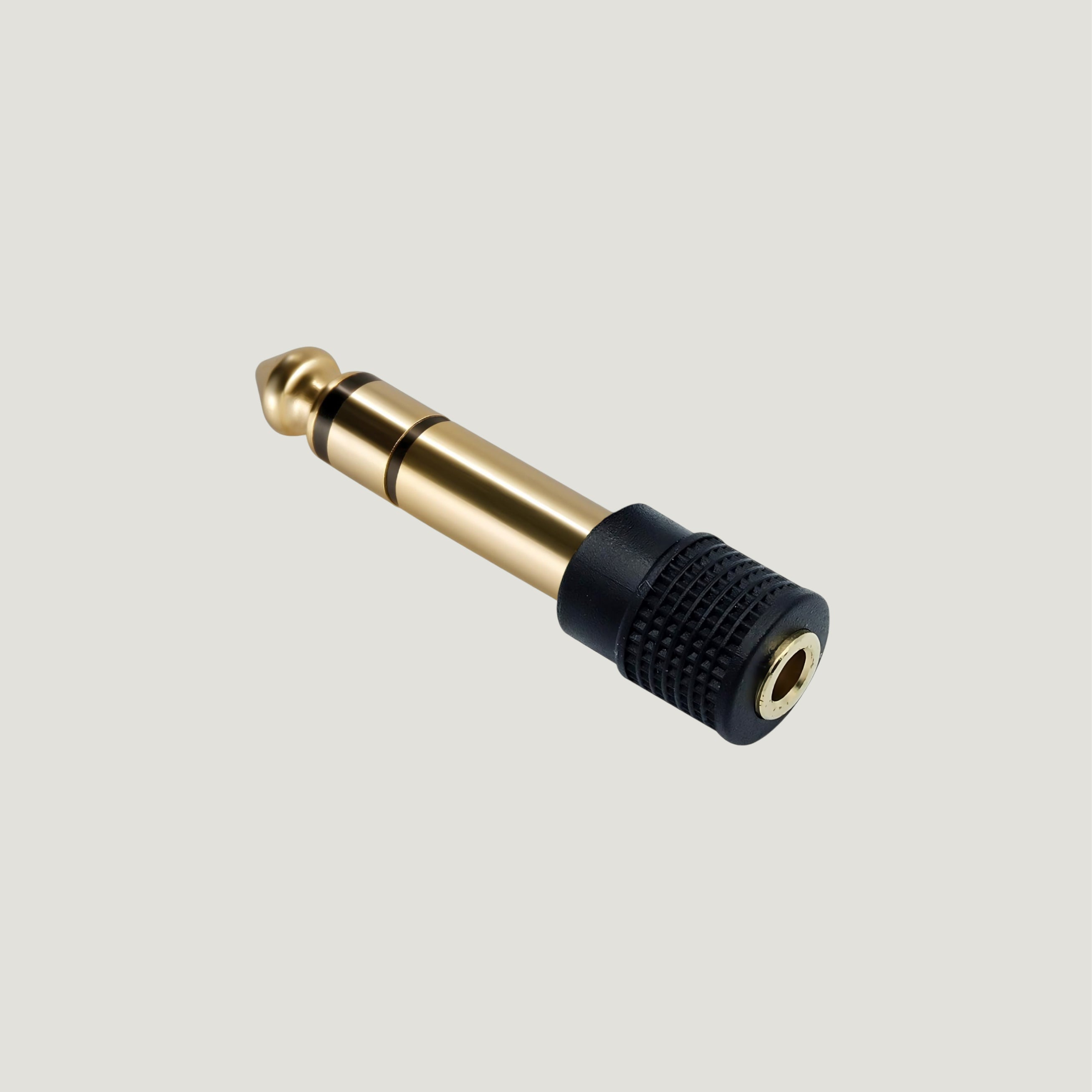 Adaptador de áudio dourado exibido em ângulo