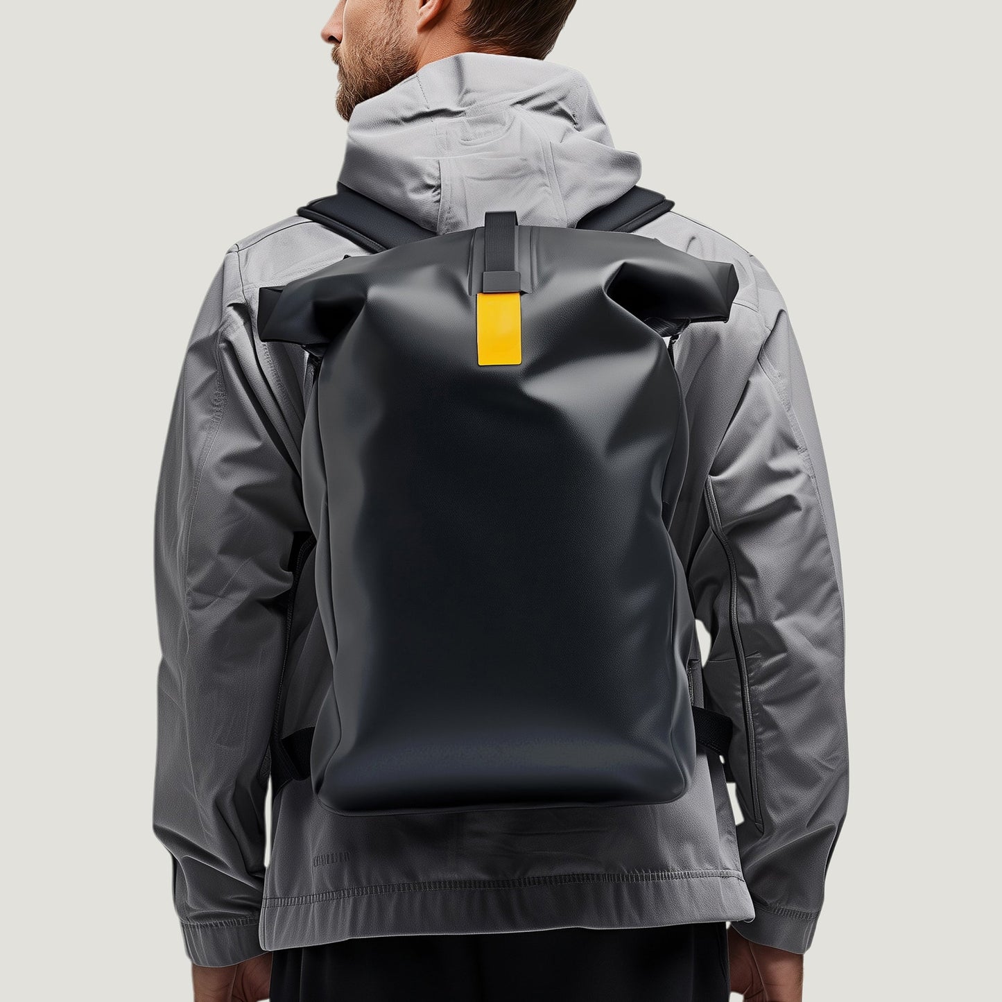 Pessoa usando uma mochila preta para equipamento de áudio